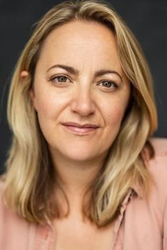 Lucy Thackeray interpreta Helicopter Pilot