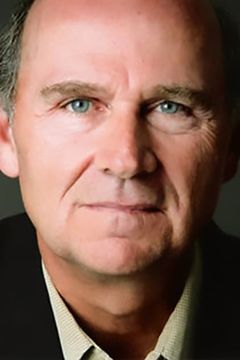 Ron Perkins interpreta Bill McInturff