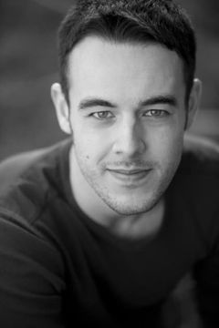Simon Lloyd-Roberts interpreta Merlin