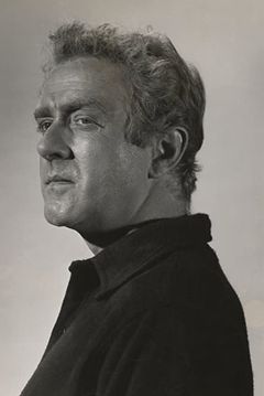 Lloyd Gough interpreta Roberts
