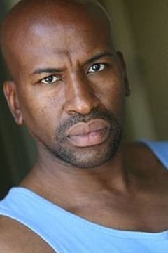 Esau McKnight interpreta Skippy, Warrior on Cell Phone