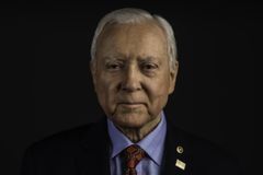 Orrin Hatch interpreta Senator Orrin Hatch