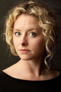 Mia Austen interpreta Dolly