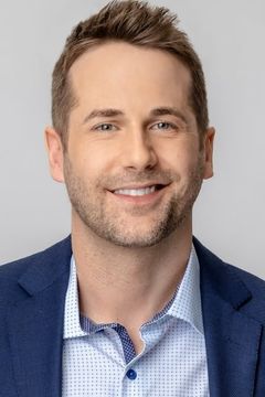Niall Matter interpreta Adam Clayborn
