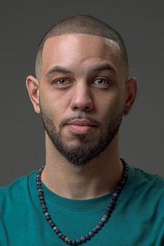 Alex Lannan interpreta Customs Agent