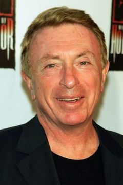 Larry Cohen interpreta Ace Tomato Agent