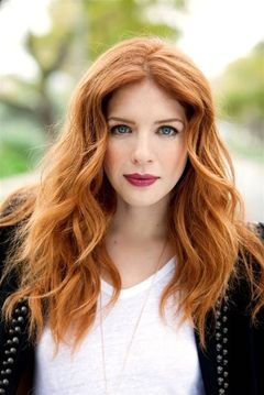 Rachelle Lefevre interpreta Holly