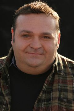 Joe Rosario interpreta Hot Dog Vendor