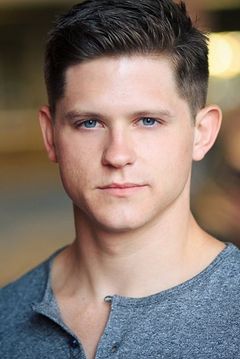 Ryan Dinning interpreta Young Officer