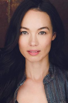 Hanna Lee Sakakibara interpreta Stacee Groupie