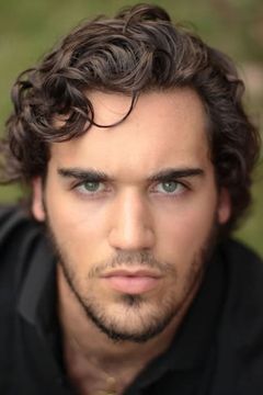 Jason Damico interpreta Gorgeous Office Guy