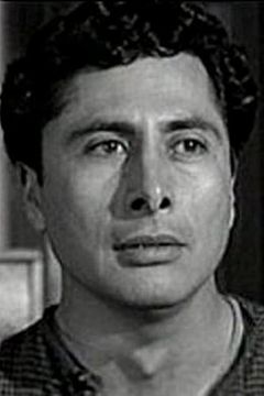 Victor Millan interpreta Santos