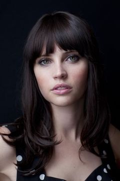 Felicity Jones interpreta Edmee