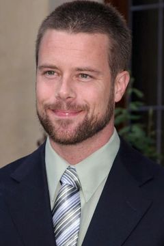 Brad Rowe interpreta Dwayne