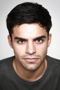 Sean Teale interpreta RJ Jackson