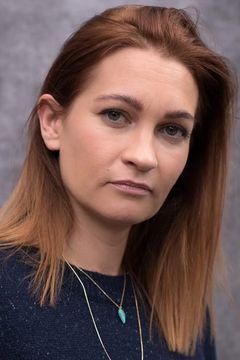 Joanna Higson interpreta Maxine Donnelly