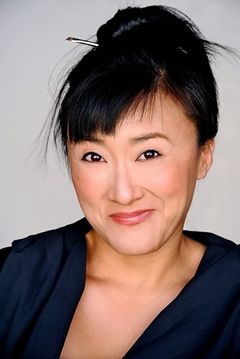 Claudia Choi interpreta Brooklyn Visions Teacher (voice)