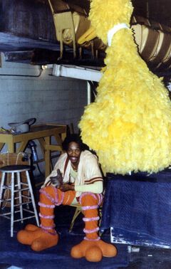 Lionel Douglass interpreta Sam Goody Store Customer (uncredited)