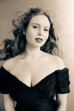 Anna Elizabeth McGrath interpreta Mourner (uncredited)