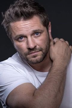 Tyler Blake Smith interpreta Roger