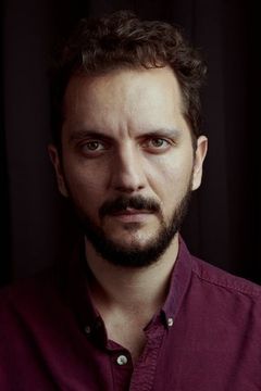 Matej Hofmann interpreta Interpreter (voice)