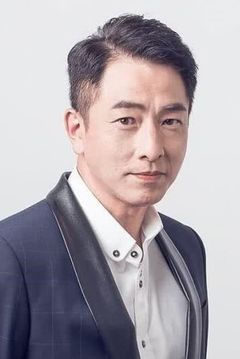 Deon Cheung interpreta Chief