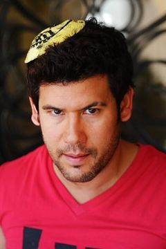 Guy Amir interpreta Mark Slavin