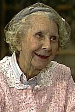 Loretta Tupper interpreta Music Store Owner