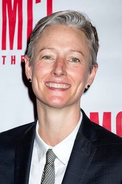 Kelli Simpkins interpreta Beverly Dixon (OF)