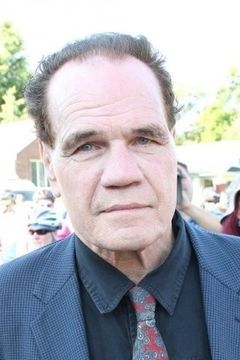Randall'Tex' Cobb interpreta Bowers