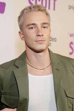 Drew Starkey interpreta Brian MacIntosh
