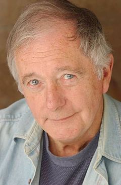 Steven Shaw interpreta Doctor Jennings