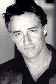 Faber Dewar interpreta Colonel Cameron