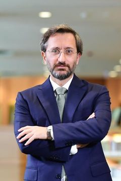 Fahrettin Altun interpreta Self - Interviewee