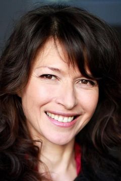 Karina Lombard interpreta Young Woman on the Beach