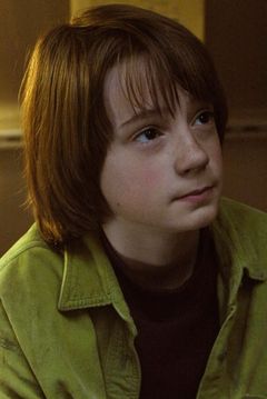 Connor Widdows interpreta Jones