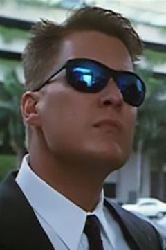 Tommy Ray Harner interpreta FBI agent #1