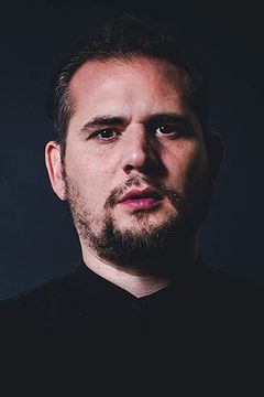 Alec Rosenthal interpreta Police Officer