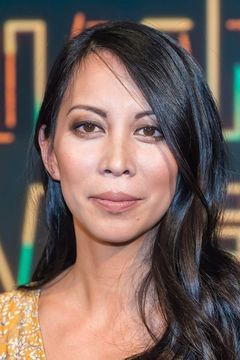 Minh-Khai Phan-Thi interpreta Skye Rhodan