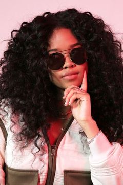 H.E.R. interpreta Mary