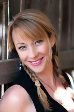 Jena Carpenter interpreta Acrobatic Elf