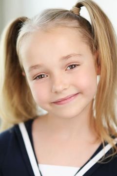 Sophia Reid-Gantzert interpreta Harper
