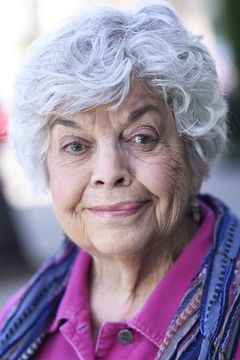 Carol Herman interpreta Mrs. Highsmith