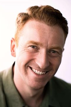 Kevin MacIsaac interpreta Bill