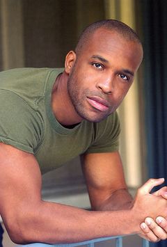 DeVone Lawson Jr. interpreta Officer Parish