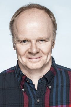 Jason Watkins interpreta Rupert