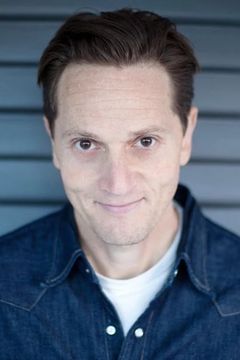 Matt Ross interpreta Charles Montgomery
