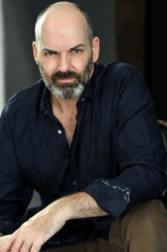 Kevin Blatch interpreta Aubrey