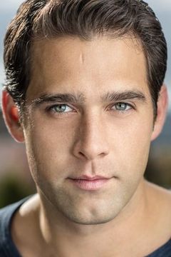Jason Wishnowski interpreta Dean Papadopoulos