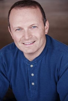 Dmitry Paniotto interpreta Max